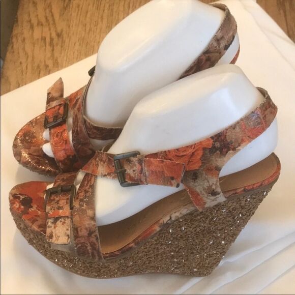 NAUGHTY MONKEY ORANGE FLORAL WEDGE SANDALS… - Picture 3 of 9